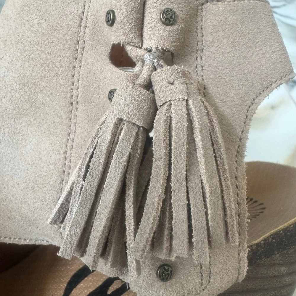 OTBT Women's Flower Child Comfort Shoe Heeled Sandals Slingback Size 7.5 Tassels